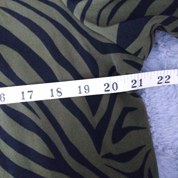 Susan Graver Green/Black Zebra Print Button Up Blouse Shirt Peachskin Stretch LG - Picture 8 of 9